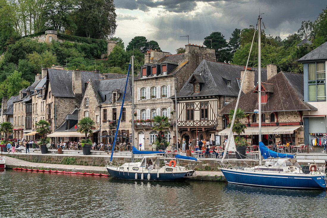 Mittelalterlicher Hafen von Dinan an der Mündung der Rance, Bretagne, Frankreich