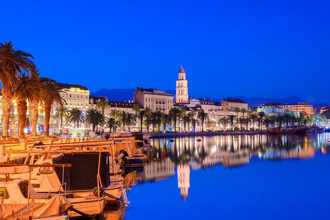 Split Hafen mit Kathedrale des Heiligen Domnius in der Abenddämmerung, Split, Dalmatinische Küste, Kroatien, Europa