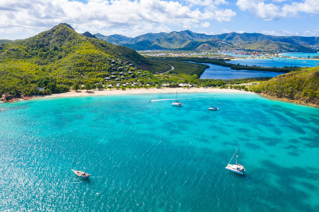 Luftaufnahme durch Drohne von Hermitage Bay und Karibikmeer, Antigua, Antigua und Barbuda, Inseln über dem Winde, Westindische Inseln, Karibik, Mittelamerika