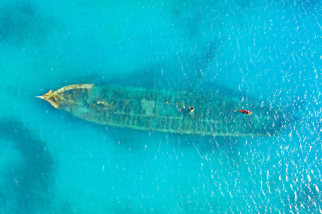 Luftaufnahme durch Drohne eines Schiffswracks im seichten Wasser des blauen Karibischen Meeres, der Antillen, der Westindischen Inseln, der Karibik, Mittelamerikas
