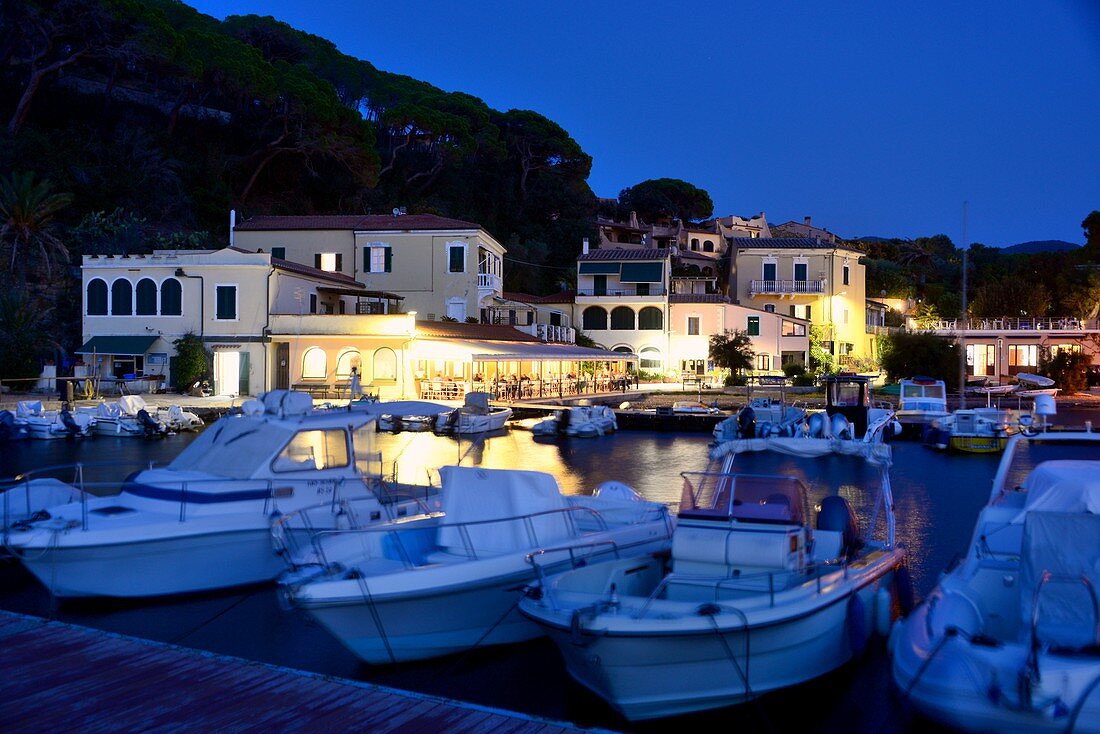 Abends Magazzini in der Bucht von Portoferraio, Elba, Toskana, Italien