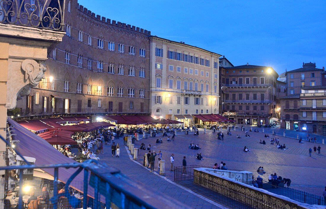 am Piazza del Campo, Siena, Toskana, Italien