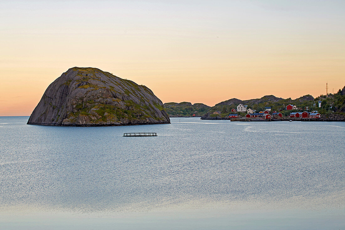 Blick auf Nusfjord nach Sonnenuntergang, Flakstadoeya, Lofoten, Nordland, Norwegen, Europa