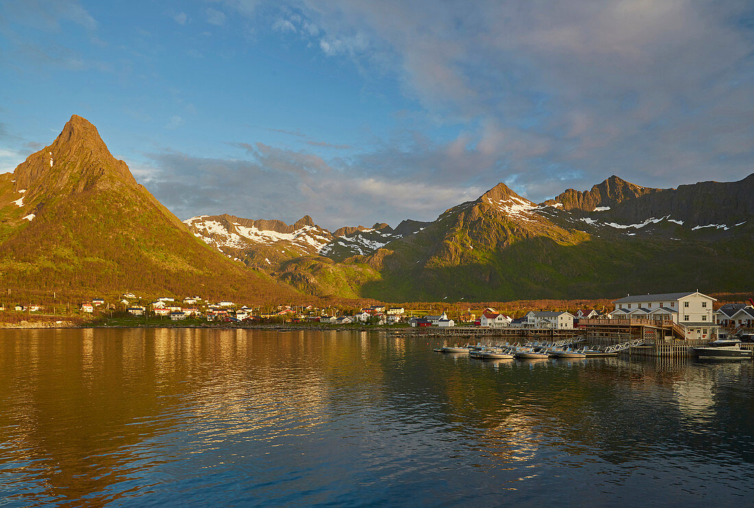 Sonnenuntergang in Mefjordvaer auf der Insel Senja, Troms, Norwegen, Europa