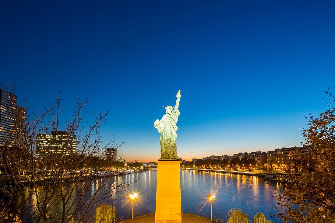 France, Paris, the banks of the Seine, the island of the swans with the Statue of Liberty