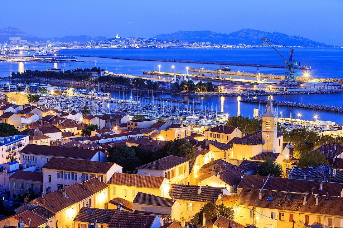 Frankreich, Bouches du Rhone, Marseille, Bezirk L'Estaque, der Hafen, vom Chemin de La Nerthe aus gesehen, die südlichen Bezirke im Hintergrund