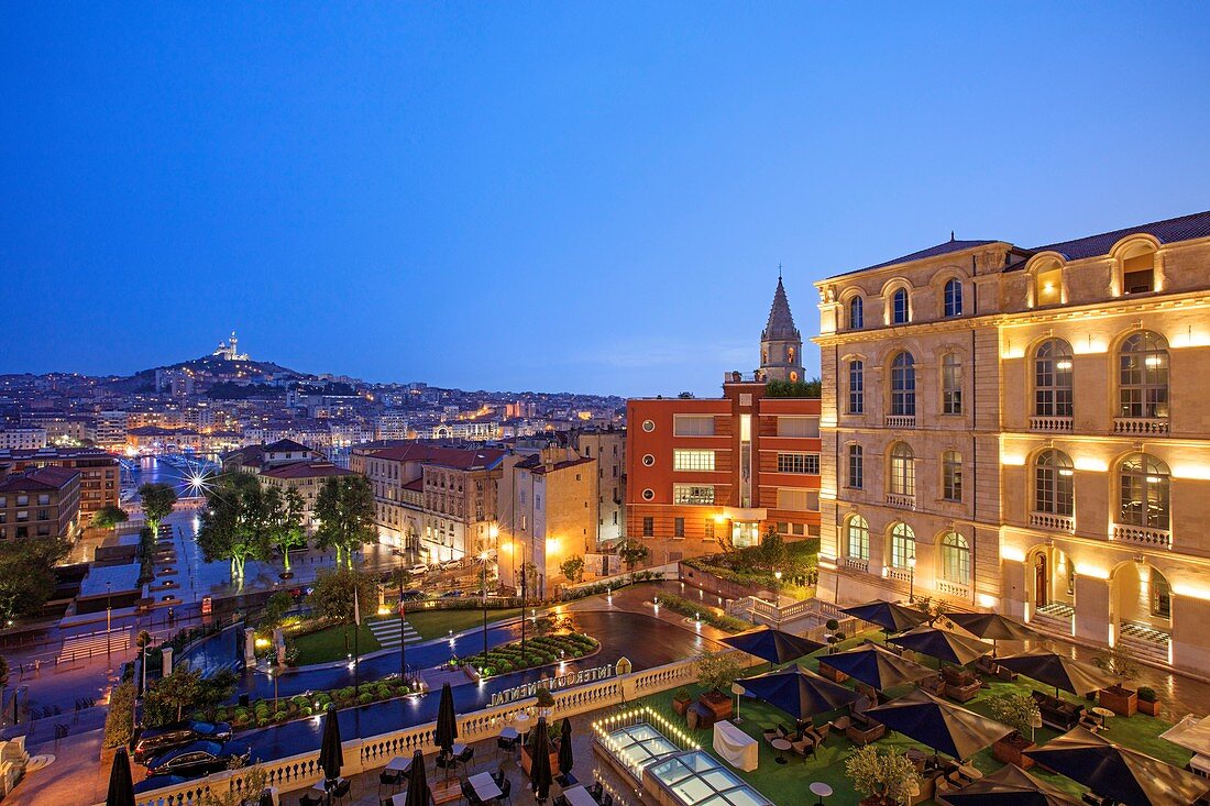 Frankreich, Bouches du Rhone, Marseille, Euromediterranee-Zone, Rathausviertel, Villeneuve Bargemon-Platz, Basilika Notre Dame de la Garde vom Hotel Intercontinental, das ehemalige Hotel Dieu (16. Jahrhundert), der Glockenturm der Kirche von Accoules auf der rechten Seite