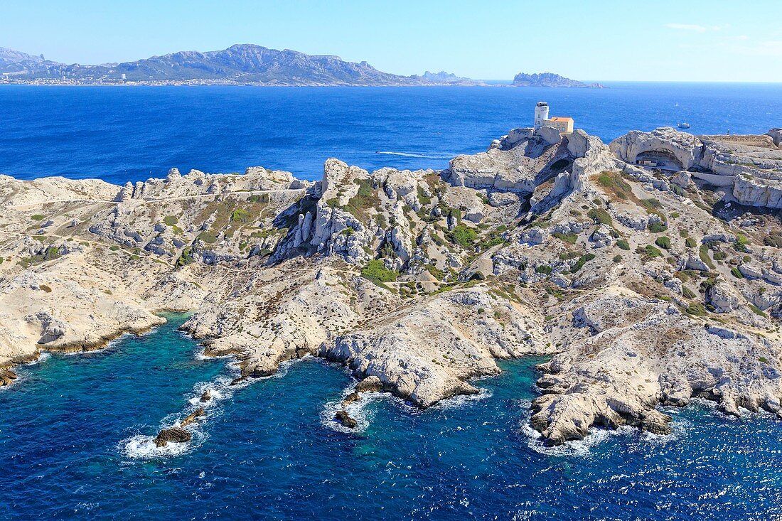 Frankreich, Bouches du Rhone, Nationalpark Calanques, Marseille, Archipel der Frioul-Inseln, Insel Pomegues, Cheminee-Felsen, Semaphor (Luftaufnahme)