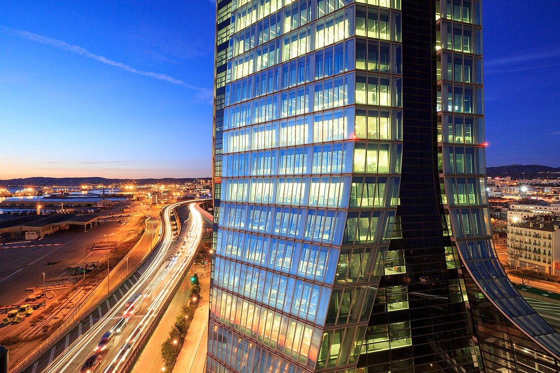 Frankreich, Bouches du Rhone, Marseille, Euromediterranee-Zone, Grand Port Maritime, Arenc-Distrikt, Küstenautobahn (A55) und CMA CGM-Turm, Architektin Zaha Hadid