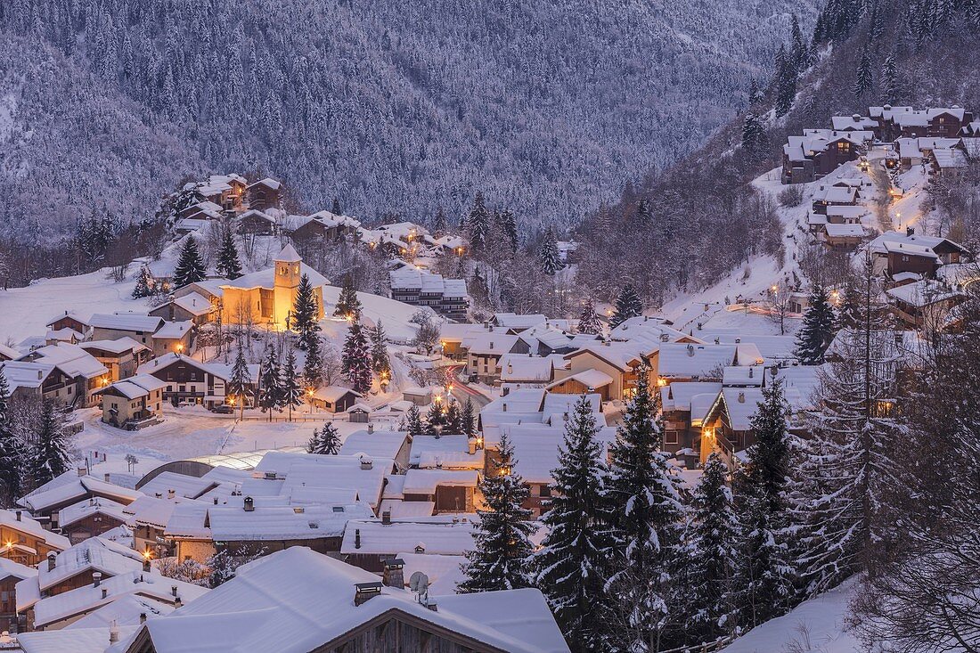 Frankreich, Savoie, Vanoise-Massiv, Tarentaise-Tal, Champagny en Vanoise (1250 m) ist eine der 10 Skigebiete des Skigebiets La Plagne, der Barockkirche St. Sigismond aus dem 17. Jahrhundert