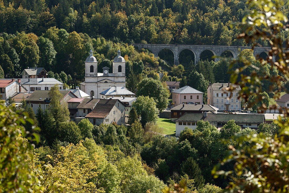 Frankreich, Jura, Morbier, St. Michel Kirche, Morbier Viadukt, Les Hirondelles Linie, TER Zug