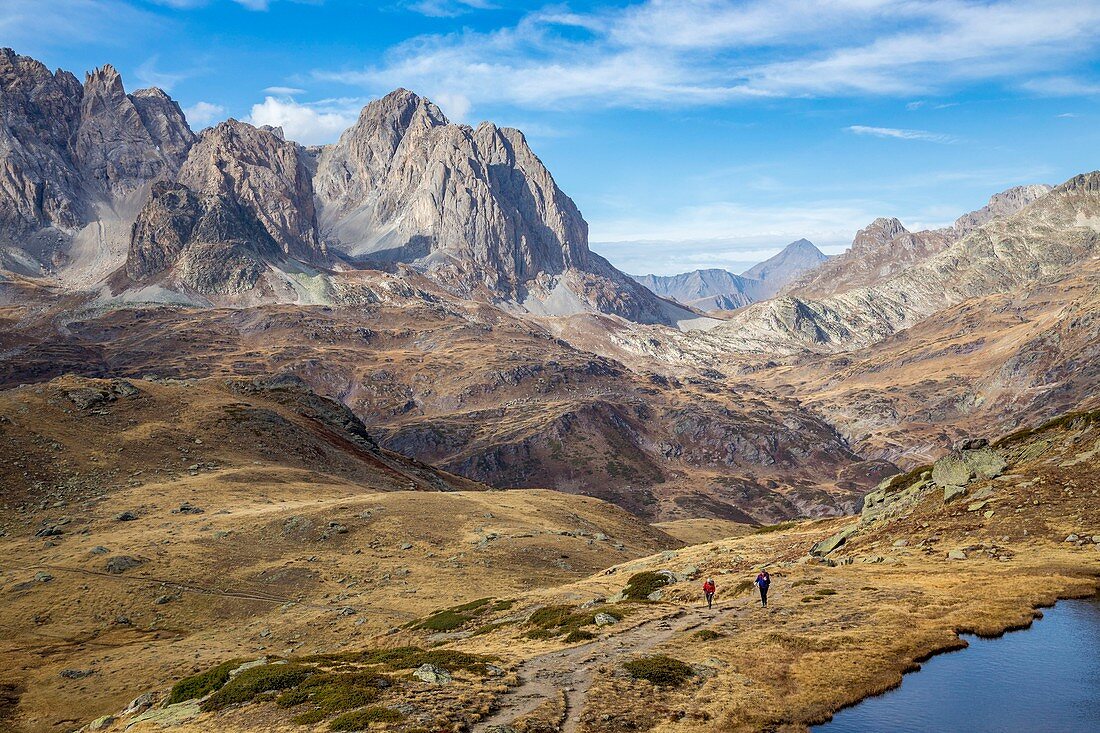 Frankreich, Hautes Alpes, Nevache, Claree-Tal, Wanderer auf dem Rond Lake Trail, im Hintergrund die Pointe des Banchets (2953 m)