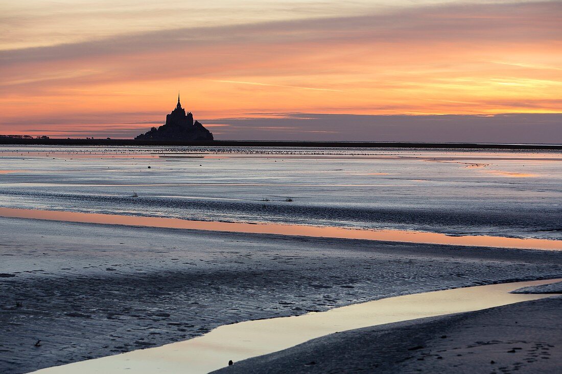 Frankreich, Manche, Bucht von Mont Saint Michel, von der UNESCO zum Weltkulturerbe erklärt, Sonnenuntergang über Mont Saint Michel