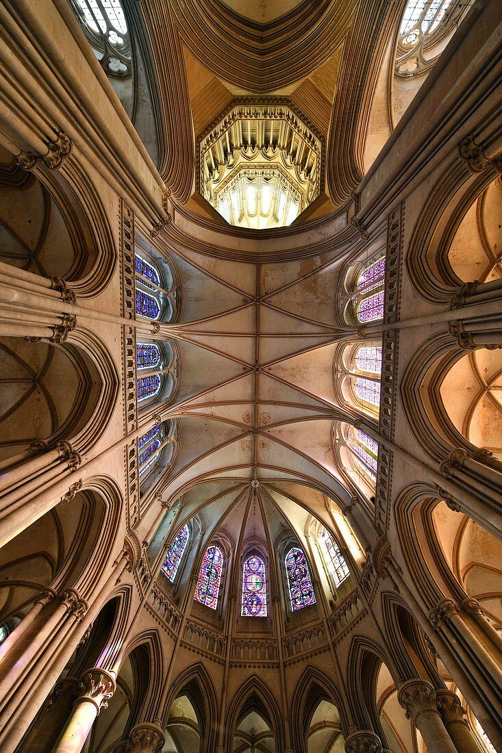 Frankreich, Manche, Halbinsel Cotentin, Coutances, Kathedrale Notre Dame de Coutances aus dem 13. Jahrhundert, Kirchenschiff und Laternenturm