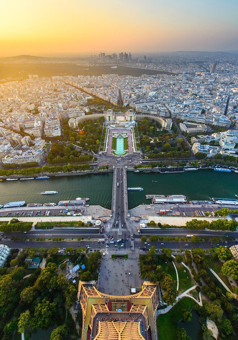 Frankreich, Paris, Paris, Gebiet, das von der UNESCO zum Weltkulturerbe erklärt wurde, Blick von der obersten Etage des Eiffelturms bei Sonnenuntergang