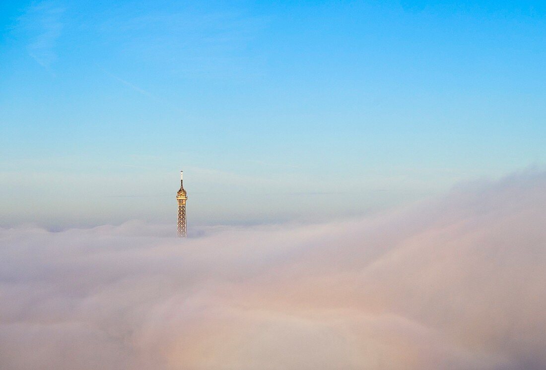 Frankreich, Paris, Paris, Gebiet, das von der UNESCO zum Weltkulturerbe erklärt wurde, der Eiffelturm über dem Nebel (Luftaufnahme)