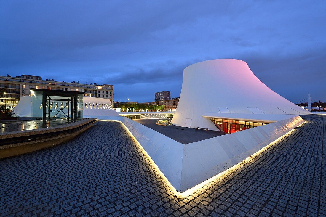 Frankreich, Seine Maritime, Le Havre, von Auguste Perret wiederaufgebaute Stadt, die von der UNESCO zum Weltkulturerbe erklärt wurde, Space Niemeyer, Le Volcan (Der Vulkan) des Architekten Oscar Niemeyer, das erste in Frankreich erbaute Kulturzentrum