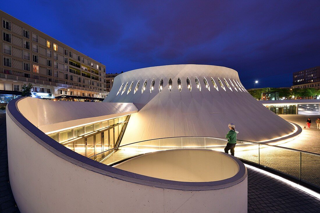 Frankreich, Seine Maritime, Le Havre, von Auguste Perret wiederaufgebaute Stadt, von der UNESCO zum Weltkulturerbe erklärt, Handelsbecken, Weltraum Niemeyer, kleiner Vulkan, entworfen von Oscar Niemeyer, Bibliothek