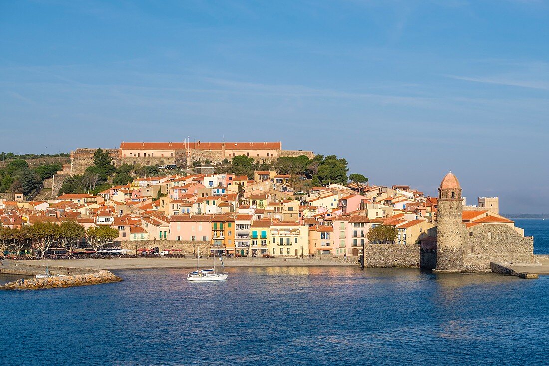 Frankreich, Pyrenäen Orientales, Côte Vermeille, Collioure, Strand Boramar und Kirche Notre-Dame-des-Anges