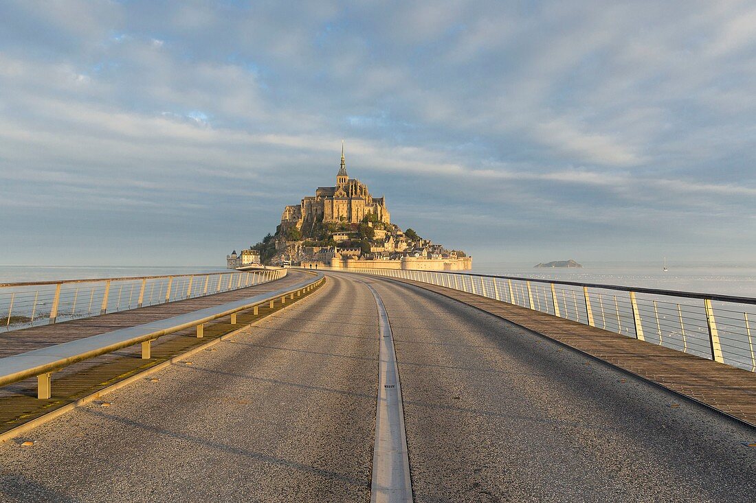 Frankreich, Manche, Bucht des Mont Saint Michel, von der UNESCO zum Weltkulturerbe erklärt, Fußgängerbrücke des Architekten Dietmar Feichtinger und Mont Saint Michel