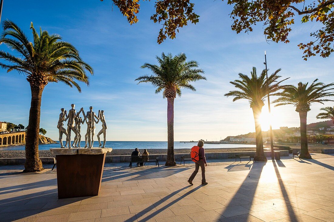 Frankreich, Pyrenäen Orientales, Côte Vermeille, Wandern von Banyuls sur Mer nach Cerbere auf dem Küstenweg, Banyuls sur Mer, Esplanade entlang des Central Beach und die Skulptur der sardanen Tänzer (katalanischer traditioneller Tanz) des Künstlers Pat Rowland