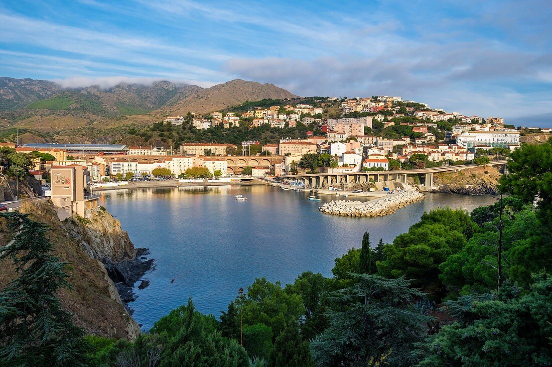 Frankreich, Pyrenäen Orientales, Côte Vermeille, Wandern von Cerbere nach Llança in Spanien auf dem Küstenweg, Hafen und Strand von Cerbere, Alberes-Massiv im Hintergrund