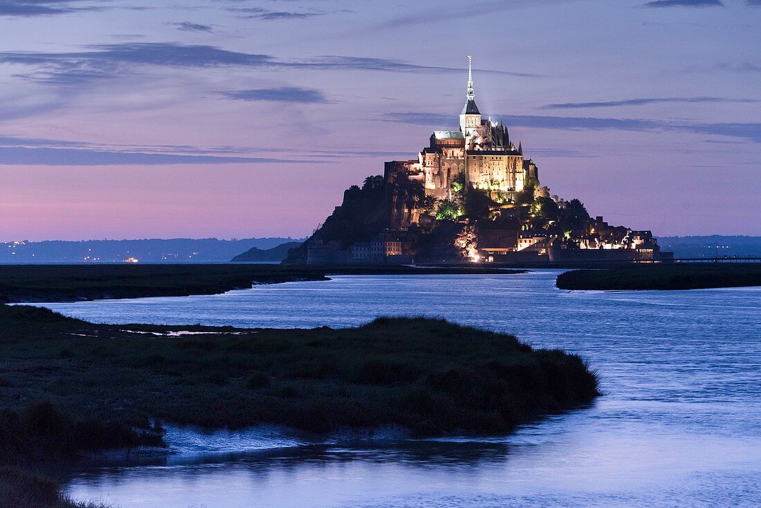 Frankreich, Manche, Bucht von Mont Saint Michel, von der UNESCO zum Weltkulturerbe erklärt, Abtei von Mont Saint Michel in der Abenddämmerung beleuchtet, Couesnon