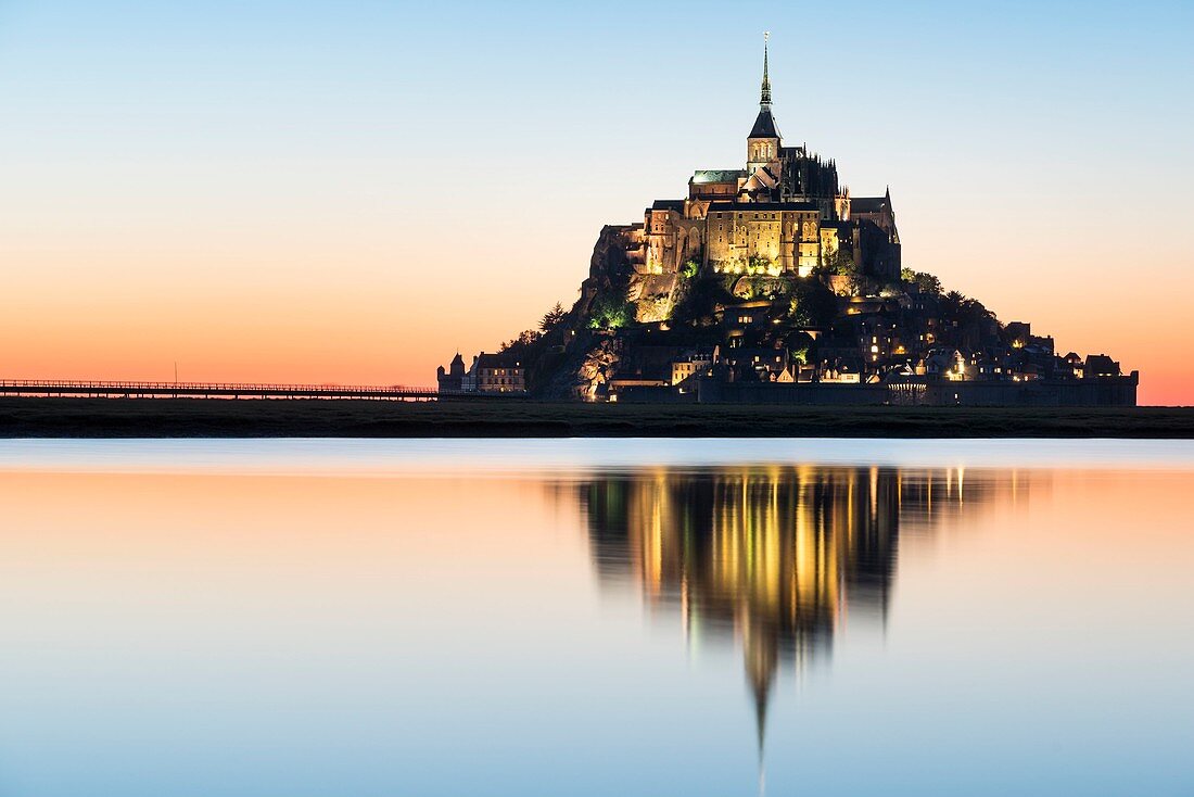 Frankreich, Manche, Mont Saint Michel Bay, von der UNESCO zum Weltkulturerbe erklärt, Abtei von Mont Saint Michel in der Abenddämmerung beleuchtet