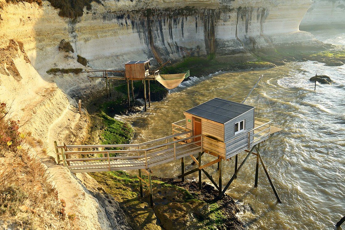 Frankreich, Charente Maritime, Gironde-Mündung, Meschers-sur-Gironde, Carrelets (Fischerhütte) oder quadratische Tauchnetze