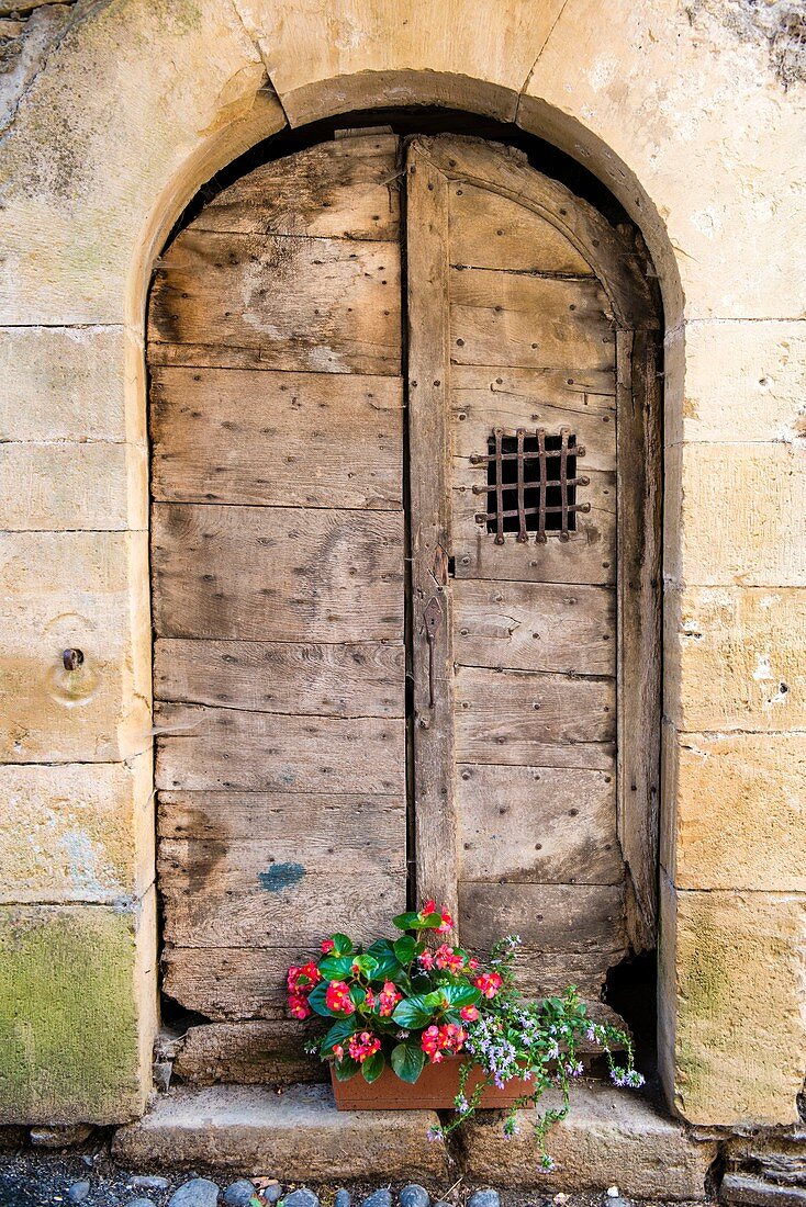 Frankreich, Aveyron, Tal von Lot, Estaing, Schritt auf dem Weg des Heiligen Jacques de Compostelle, der von der UNESCO zum Weltkulturerbe erklärt wurde, Haustür eines traditionellen Hauses