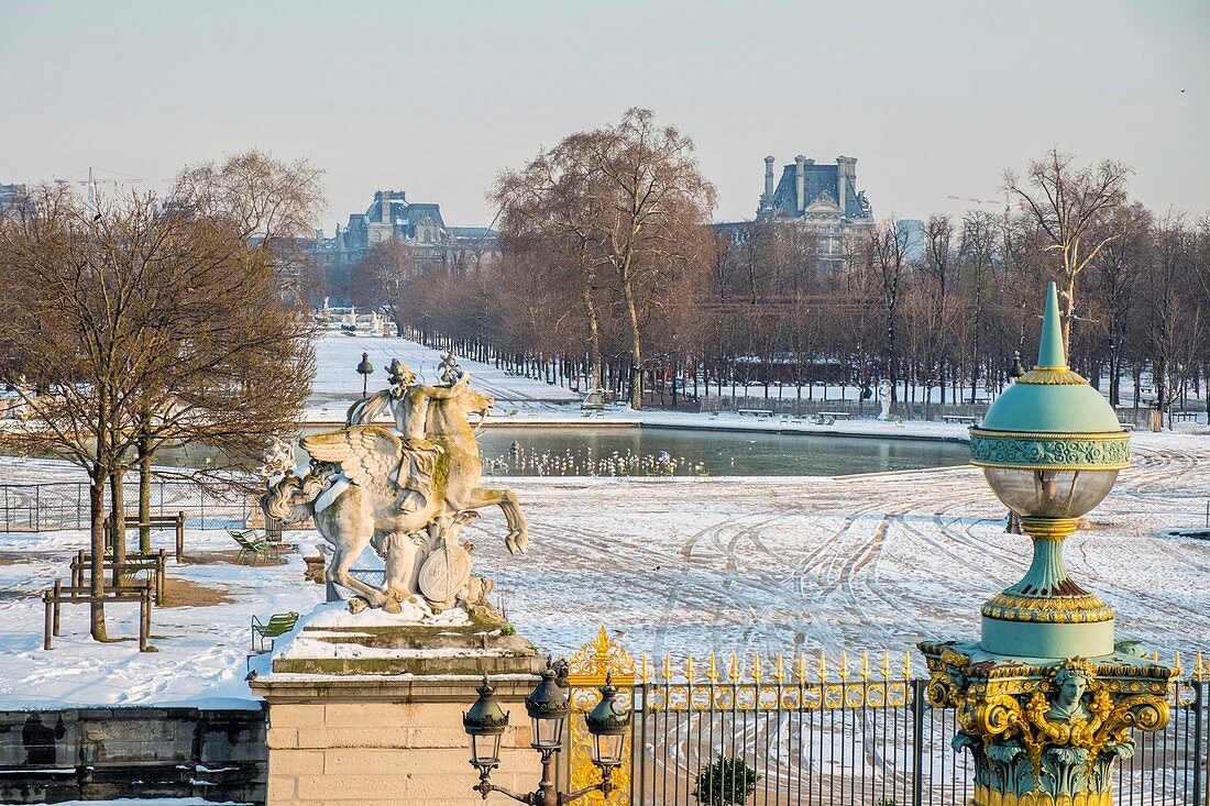 Frankreich, Paris, Gebiet, das von der UNESCO zum Weltkulturerbe erklärt wurde, der Tuilerie-Garten und das Louvre-Museum (Luftaufnahme), Schneefälle am 07/02/2018
