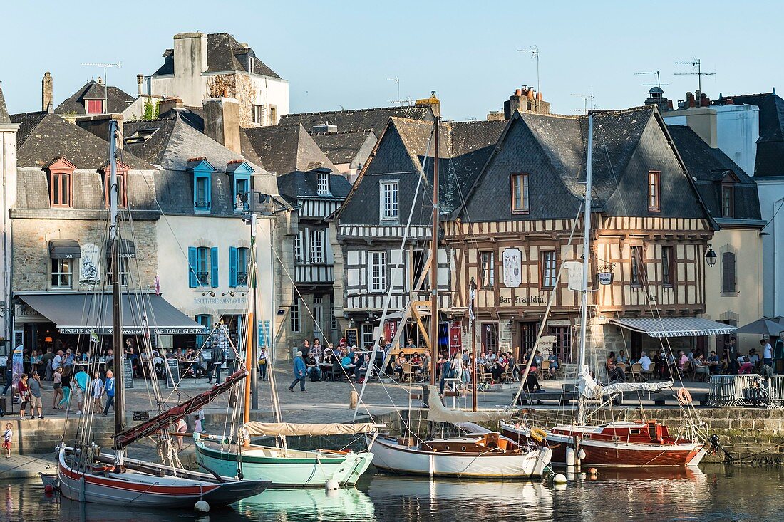 France, Morbihan, Auray, Saint Goustan harbour in summer