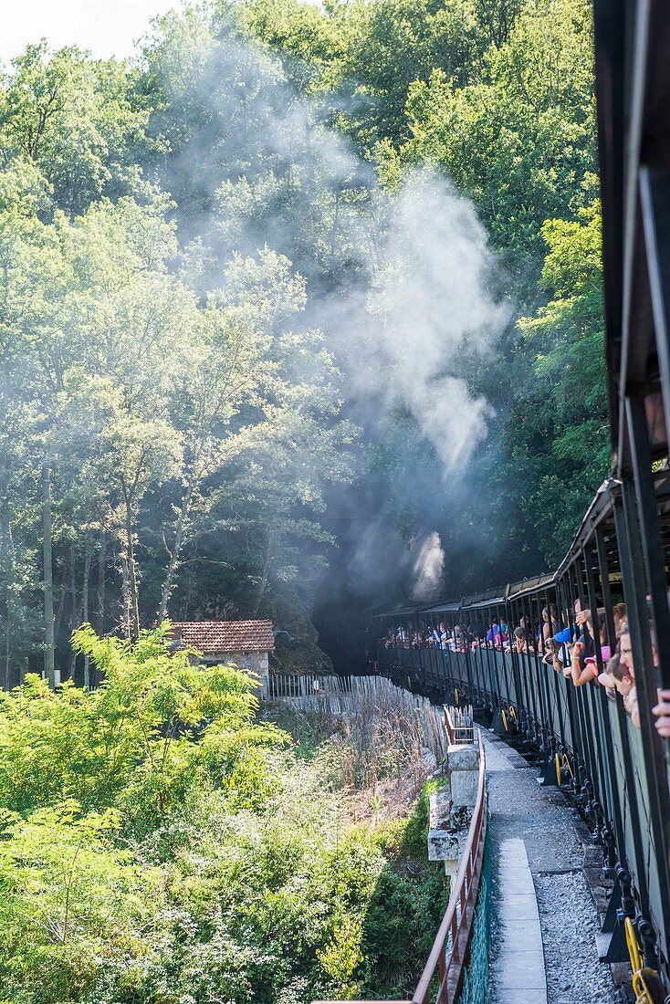 Frankreich, Lot (46), Martel, Eisenbahn aus dem Gebiet Upper Quercy, Le Truffadou, Blick vom Zug