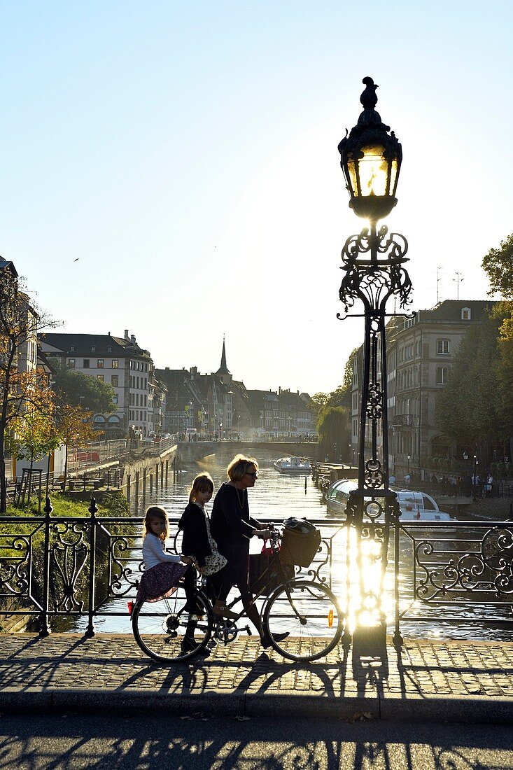 Frankreich, Bas Rhin, Straßburg, Altstadt, die von der UNESCO zum Weltkulturerbe erklärt wurde, Quai des Bateliers am Ufer des Flusses Ill