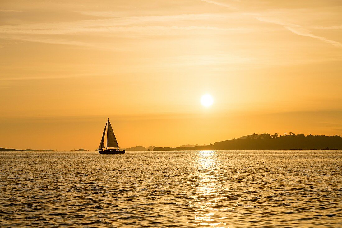 Frankreich, Manche, Saint Jacut de la Mer, Sonnenaufgang auf einem Segelboot mit Ile des Ebihens im Hintergrund