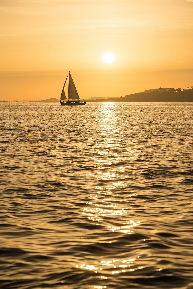 Frankreich, Manche, Saint Jacut de la Mer, Sonnenaufgang auf einem Segelboot mit Ile des Ebihens im Hintergrund