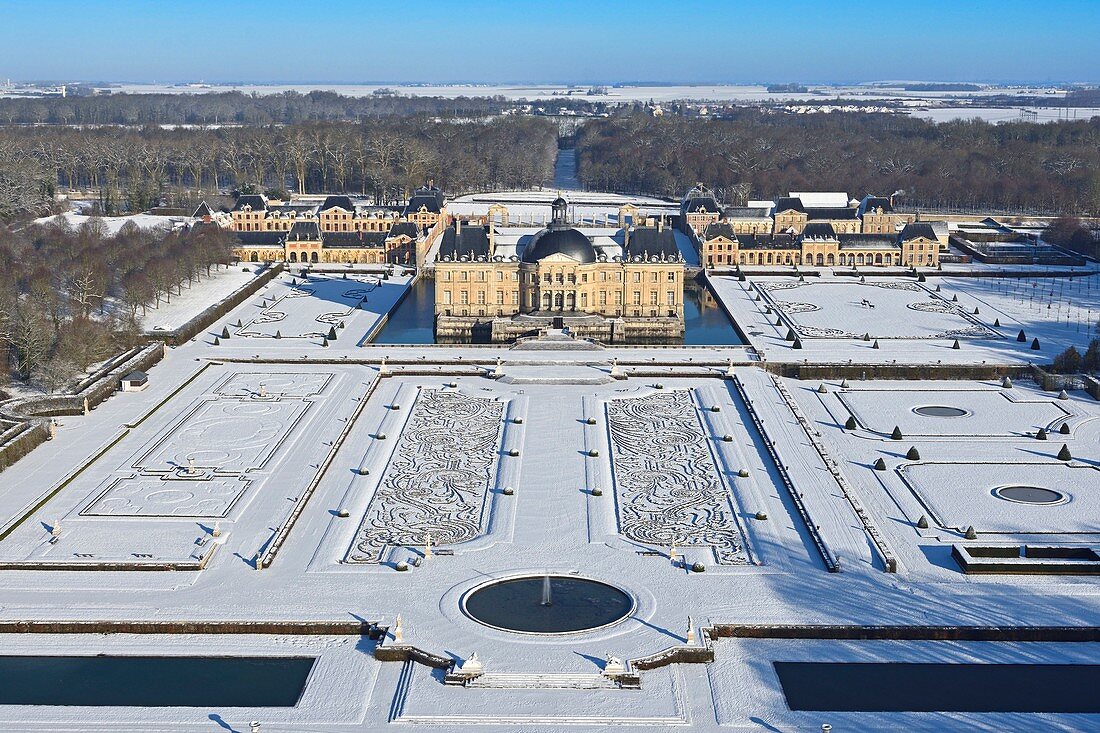 Frankreich, Seine et Marne, Maincy, die Burg und die schneebedeckten Gärten von Vaux le Vicomte (Luftaufnahme)