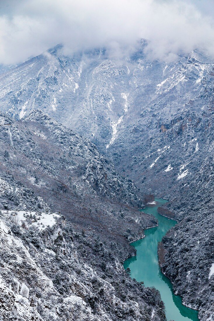 Frankreich, Alpes-de-Haute-Provence, regionales Naturschutzgebiet von Verdon, Grand Canyon von Verdon, der Verdon nach einem Schneefall