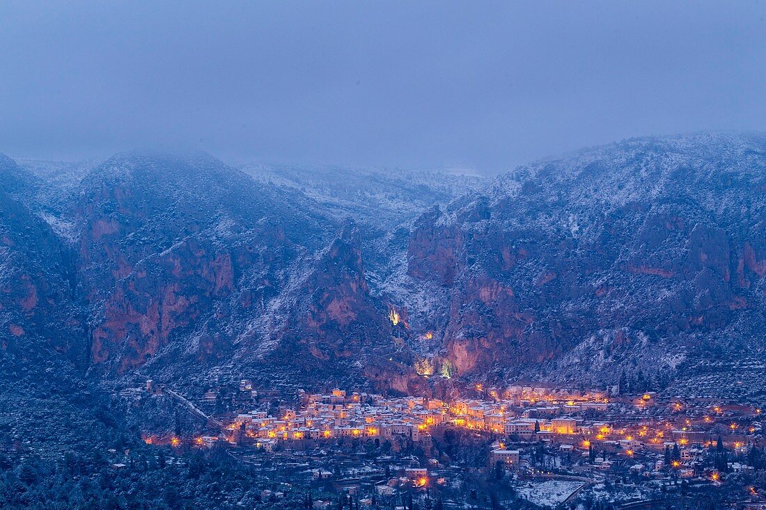 Frankreich, Alpes-de-Haute-Provence, regionales Naturschutzgebiet von Verdon, Moustiers Sainte Marie, zertifiziert die schönsten Dörfer Frankreichs, Überblick über das Dorf nach einem Schneefall