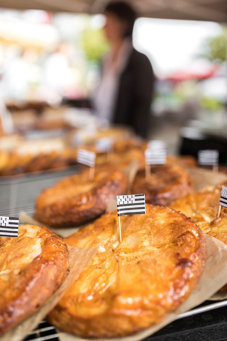 Frankreich, Cotes d'Armor, Pleneuf Val Andre, Kouign Amann vom Markt