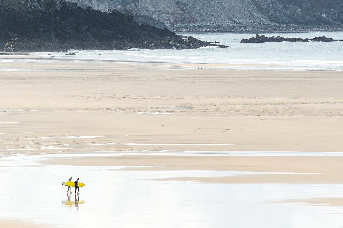 France, Finistere, Crozon, surfers at Palue beach