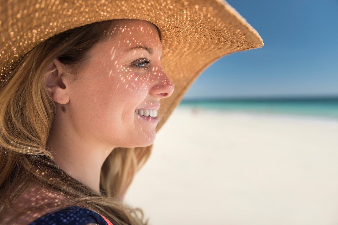 Frankreich, Finistère, Nevez, Frau am Strand von Raguenez