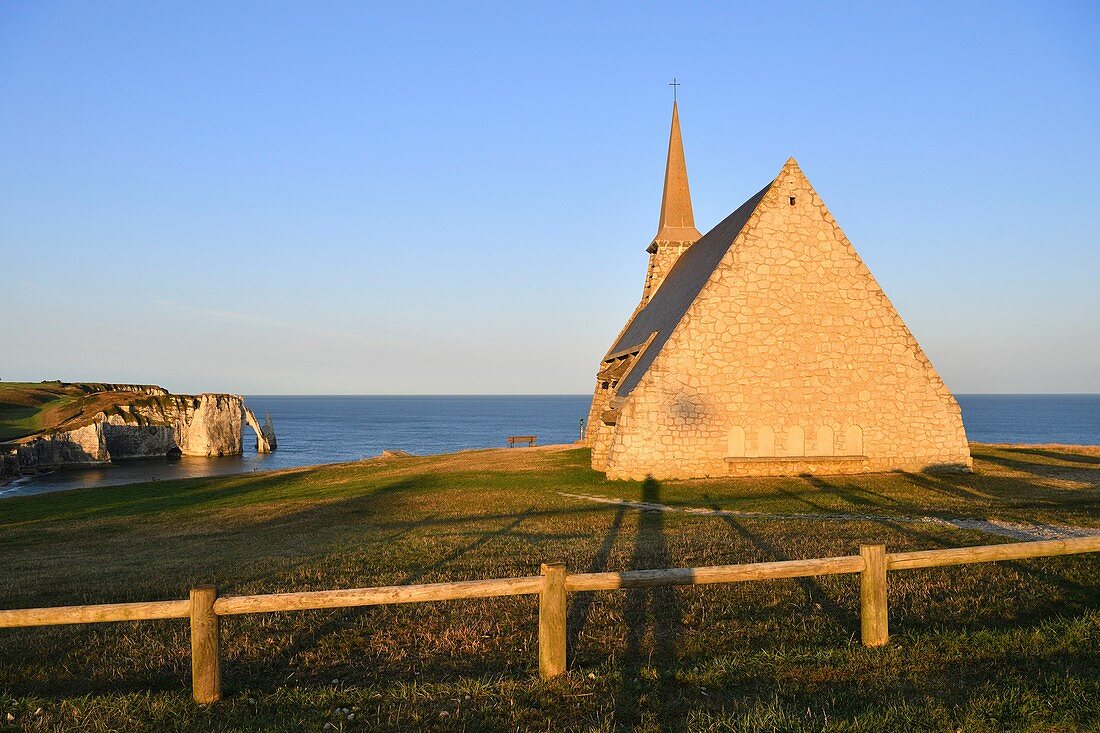 Frankreich, Seine Maritime, Pays de Caux, Côte d'Albatre (Alabasterküste), Etretat, Kapelle Notre Dame de la Garde, Beschützer der Fischer, thront auf Amont-Klippe und Aval-Klippe im Hintergrund