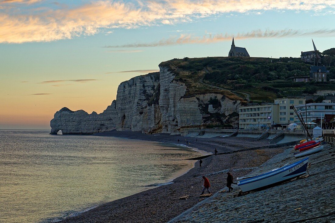 Frankreich, Seine Maritime, Pays de Caux, Côte d'Albatre (Alabasterküste), Etretat und sein Strand, im Hintergrund die Amont-Klippe und die Kirche Notre Dame de la Garde