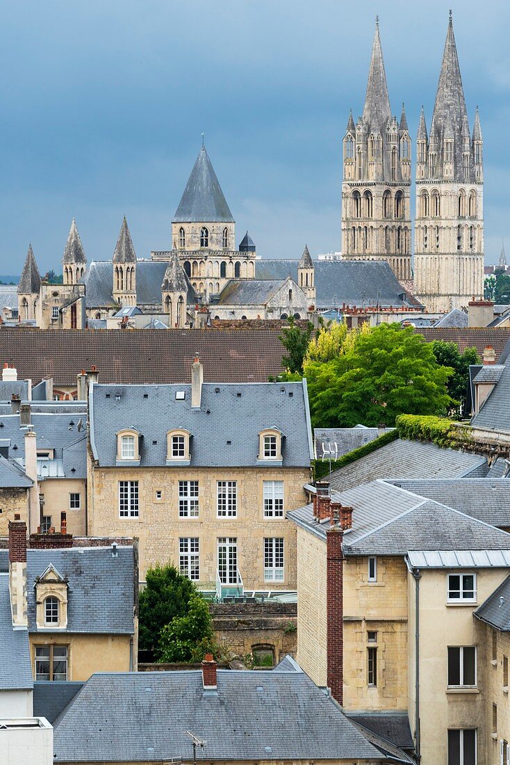 Frankreich, Calvados, Caen, Blick auf die Altstadt von der Burg Wilhelms des Eroberers, dem Herzogspalast, der Abbaye aux Hommes und der Kirche Saint Etienne