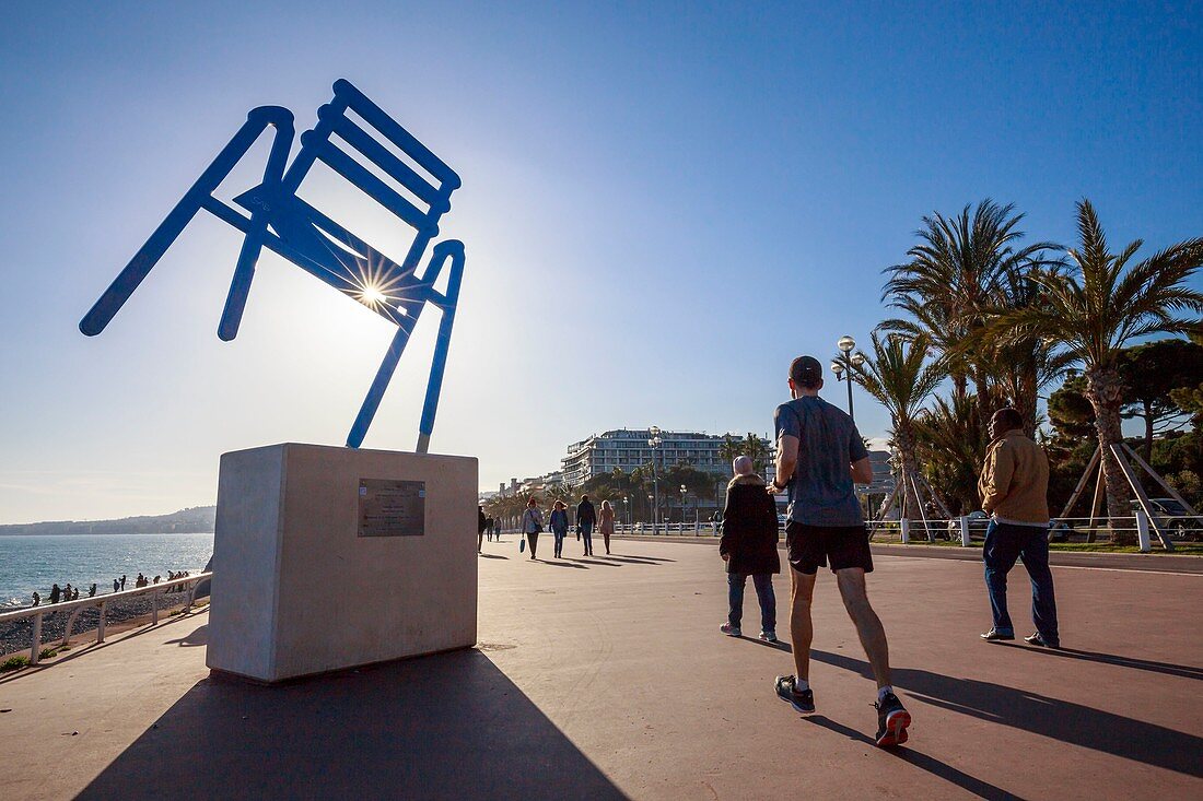 Frankreich, Alpes Maritimes, Nizza, der blaue SAB-Stuhl der Nizzaer Künstlerin Sabine Géraudie an der Promenade des Anglais
