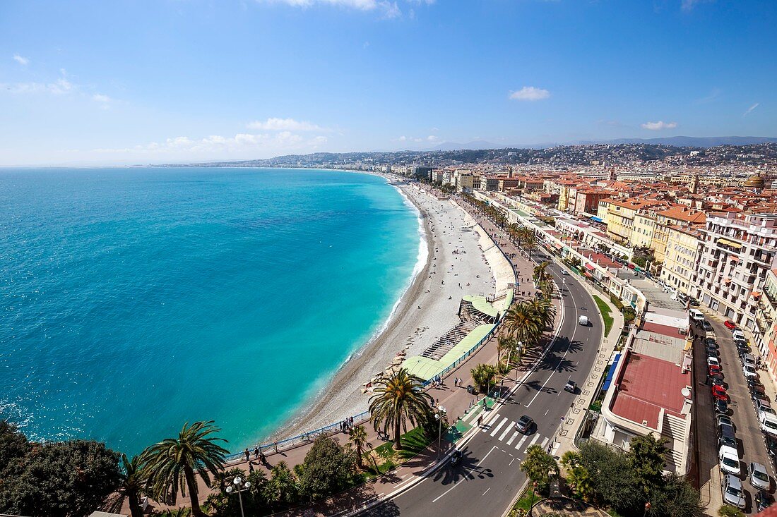 Frankreich, Alpes Maritimes, Nizza, die Baie des Anges, der Strand von Ponchettes und der Quai des Etats Unis sowie die Straße von Ponchettes von der Tour Bellanda