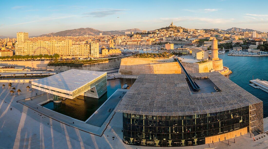 Frankreich, Bouches du Rhone, Marseille, Gesamtansicht mit dem Mucem der Architekten Rudy Ricciotti und R. Carta, die Mittelmeervilla, Fort Saint Jean und der Alte Hafen (Luftaufnahme)