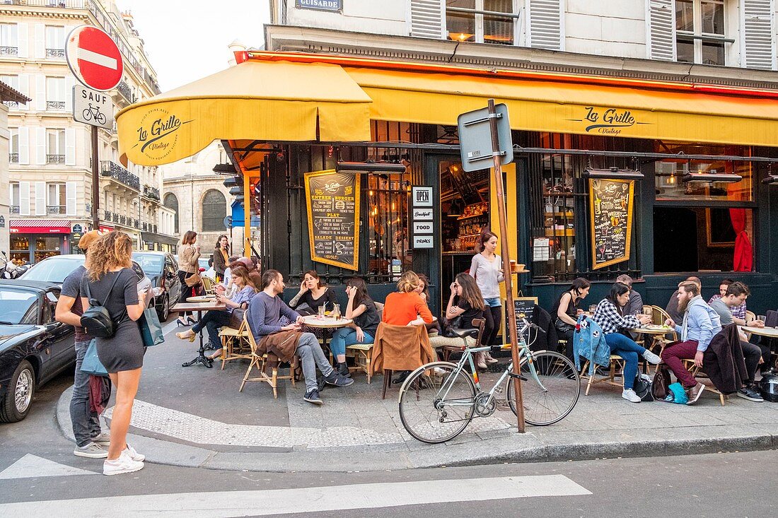 France, Paris, district of Saint Germain des Pres, bar and pubs of rue Guisarde