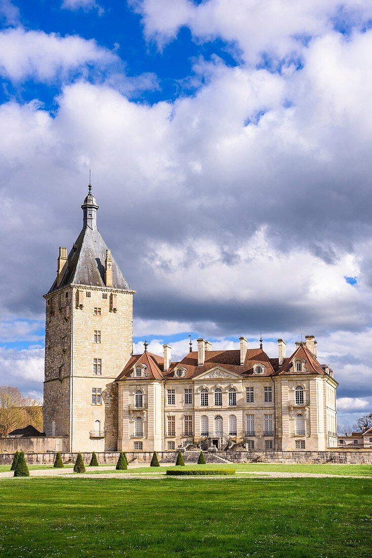 Frankreich, Côte-d'Or, Talmay, die Burg von Talmay ist eine klassische Burg aus dem 18. Jahrhundert, die von einem quadratischen Turm aus dem 13. Jahrhundert getragen wird